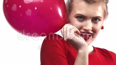 美丽的年轻女子带着迷人的微笑，手里拿着气球，情人节，慢动作